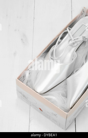 Nahaufnahme von Bräute weiße Hochzeit geschlossen Zehe Schuhe in einer box Stockfoto