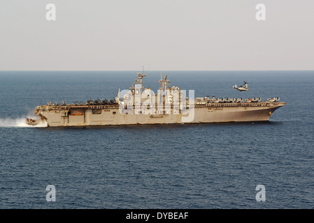 Ein uns Marine Corp Osprey Flugzeug startet aus dem Flugdeck der amphibischen Angriff Schiff USS Bonhomme Richard während der Operationen 11. April 2014 in das Ostchinesische Meer. Stockfoto