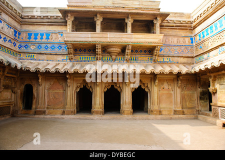 Fort Mann Mandir Palace, 1486, Exterieur, Interieur Hof Stein Gitterwerk geschnitzte Säulen Gwalior, Madhya Pradesh, Zentralindien Stockfoto