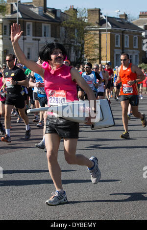 London, UK. 13. April 2014. Läufer zu nähern, die Sonne In the Sands Roundabout, Blackheath, UK, Virgin London Marathon 2014 Stockfoto