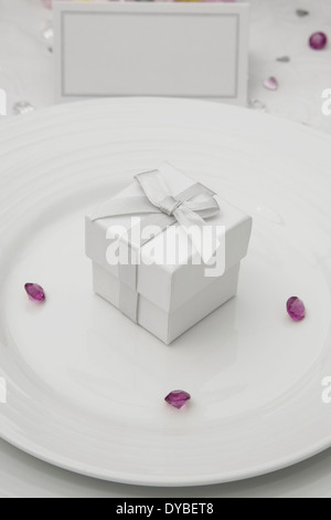 Tabellenanzeige mit Hochzeit zugunsten Box auf einem Teller Porzellan Hochzeit Stockfoto