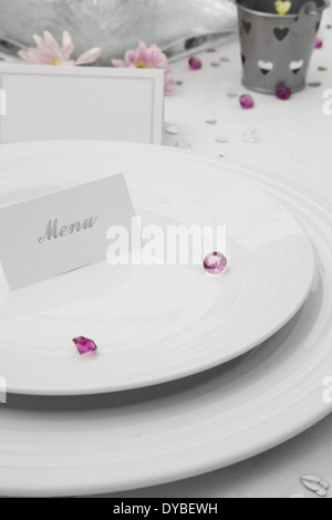 Hochzeit-Tisch-Display mit einer Menü-Karte auf Porzellanteller Stockfoto