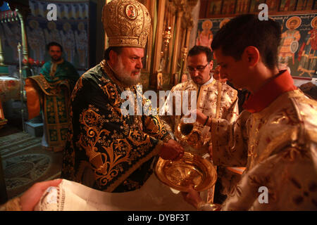 Gaza, Palästinensische Gebiete. 13. April 2014. Orthodoxe Christen besuchen am Palmsonntag Messe in der St. Porfirios Kirche in Gaza-Stadt 13. April 2014. Bildnachweis: Majdi Fathi/NurPhoto/ZUMAPRESS.com/Alamy Live-Nachrichten Stockfoto