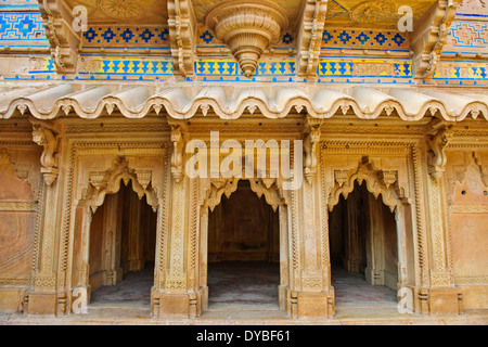 Fort Mann Mandir Palace, 1486, Exterieur, Interieur Hof Stein Gitterwerk geschnitzte Säulen Gwalior, Madhya Pradesh, Zentralindien Stockfoto