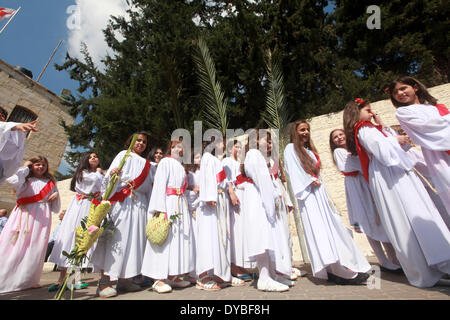 Gaza, Palästinensische Gebiete. 13. April 2014. Orthodoxe Christen besuchen am Palmsonntag Messe in der St. Porfirios Kirche in Gaza-Stadt 13. April 2014. Bildnachweis: Majdi Fathi/NurPhoto/ZUMAPRESS.com/Alamy Live-Nachrichten Stockfoto