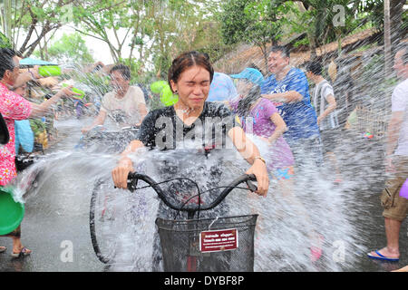 Bangkok, Thailand. 13. April 2014. Menschen Sie Spritzwasser anlässlich Songkran Festival in der Nähe von Bangkok, Thailand, 13. April 2014. Songkran Festival, auch bekannt als Wasser-Festival wird in Thailand als die traditionellen Neujahr gefeiert normalerweise am 13. April bis 15 fällt. Bildnachweis: Xinhua/Alamy Live-Nachrichten Stockfoto