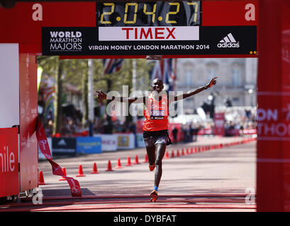 London, UK. 13. April 2014. Wilson Kipsang Kenia feiert nach Überqueren der Ziellinie von 2014 London-Marathon in London, England am 13. April 2014. Wilson Kipsang beansprucht den Titel der Elite Herren-Gruppe mit 2 Stunden, 4 Minuten und 29 Sekunden. Bildnachweis: Xinhua /Wang Lili/Xinhua/Alamy Live-Nachrichten Stockfoto