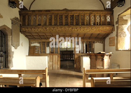 Der Lettner. Partrishow Kirche St. Ishow (Issui) innen Stockfoto