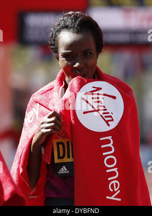 London, UK. 13. April 2014. Tirunesh Dibaba aus Äthiopien reagiert nach dem Überqueren der Ziellinie von 2014 London-Marathon in London, England am 13. April 2014. Tirunesh Dibaba nahm den dritten Platz der Elite Women-Gruppe mit 2 Stunden, 20 Minuten und 35 Sekunden. Bildnachweis: Wang Lili/Xinhua/Alamy Live-Nachrichten Stockfoto