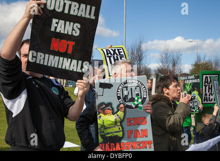 „Axe the Act“ schottische Fußballfans Kriminelle protestieren am Freitag, den 11. April 2014 in Aberdeen, Schottland, Großbritannien. Fans, Fußball, Sport, Fan, Spiel, Team, Belästigung von Unterstützern, männlich, jung, Veranstaltung, Wettbewerb, Menschen demonstrieren außerhalb der SNP-Frühjahrskonferenz. Keltische Fans haben eine neue Kampagnengruppe, Fans gegen die Kriminalisierung, gebildet, um gegen den ersten Teil des Gesetzes über Offensive Behaviour at Football and Throating Communications zu kämpfen. Stockfoto