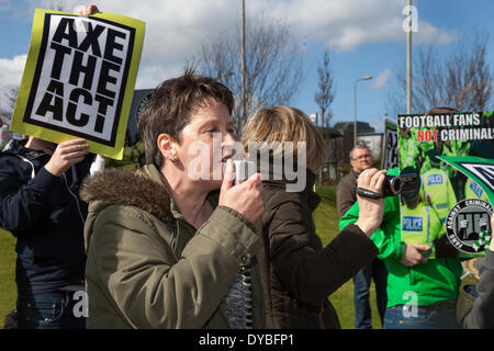 „Axe the Act“ schottische Fußballfans Kriminelle protestieren am Freitag, den 11. April 2014 in Aberdeen, Schottland, Großbritannien. Fans, Fußball, Sport, Fan, Spiel, Team, Belästigung von Unterstützern, männlich, jung, Veranstaltung, Wettbewerb, Menschen demonstrieren außerhalb der SNP-Frühjahrskonferenz. Keltische Fans haben eine neue Kampagnengruppe, Fans gegen die Kriminalisierung, gebildet, um gegen den ersten Teil des Gesetzes über Offensive Behaviour at Football and Throating Communications zu kämpfen. Stockfoto