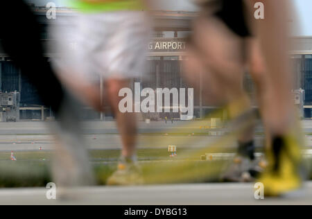 Schönefeld, Deutschland. 12. April 2014. Teilnehmer des 8. Airport Night Run laufen auf dem Gelände des Flughafen Berlin Brandenburg International (BER) in Schönefeld, Deutschland, 12. April 2014. Foto: Ralf Hirschberger/Dpa/Alamy Live News Stockfoto