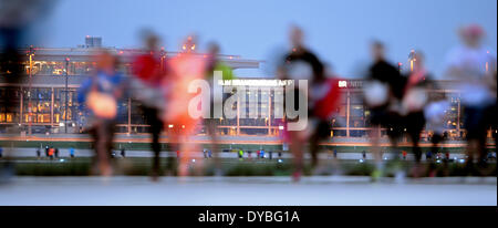 Schönefeld, Deutschland. 12. April 2014. Teilnehmer des 8. Airport Night Run laufen auf dem Gelände des Flughafen Berlin Brandenburg International (BER) in Schönefeld, Deutschland, 12. April 2014. Foto: Ralf Hirschberger/Dpa/Alamy Live News Stockfoto