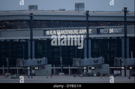 Schönefeld, Deutschland. 12. April 2014. Teilnehmer des 8. Airport Night Run laufen auf dem Gelände des Flughafen Berlin Brandenburg International (BER) in Schönefeld, Deutschland, 12. April 2014. Foto: Ralf Hirschberger/Dpa/Alamy Live News Stockfoto