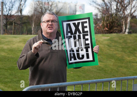 „Axe the Act“ schottische Fußballfans Kriminelle protestieren am Freitag, den 11. April 2014 in Aberdeen, Schottland, Großbritannien. Fans, Fußball, Sport, Fan, Spiel, Team, Belästigung von Unterstützern, männlich, jung, Veranstaltung, Wettbewerb, Menschen demonstrieren außerhalb der SNP-Frühjahrskonferenz. Keltische Fans haben eine neue Kampagnengruppe, Fans gegen die Kriminalisierung, gebildet, um gegen den ersten Teil des Gesetzes über Offensive Behaviour at Football and Throating Communications zu kämpfen. Stockfoto