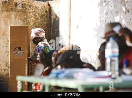 Bissau, Guinea-Bissau. 13. April 2014. Eine Frau wirft ihre Stimme für die Präsidentschaftswahl in Bissau, Hauptstadt von Guinea-Bissau, 13. April 2014. Wähler in Guinea-Bissau startete Casting Stimmzettel am Sonntag bei den ersten Wahlen seit einem Militärputsch im Jahr 2012, die verdrängt interim Präsident Raimundo Pereira und warf das verarmten westafrikanische Land ins Chaos. Bildnachweis: Li Jing/Xinhua/Alamy Live-Nachrichten Stockfoto