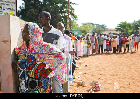 Bissau, Guinea-Bissau. 13. April 2014. Wähler warten vor einem Wahllokal in Bissau, Hauptstadt von Guinea-Bissau, 13. April 2014. Wähler in Guinea-Bissau startete Casting Stimmzettel am Sonntag bei den ersten Wahlen seit einem Militärputsch im Jahr 2012, die verdrängt interim Präsident Raimundo Pereira und warf das verarmten westafrikanische Land ins Chaos. Bildnachweis: Li Jing/Xinhua/Alamy Live-Nachrichten Stockfoto