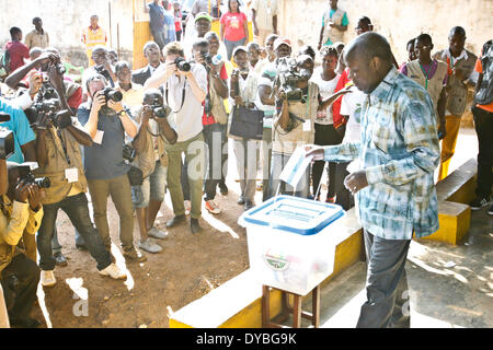 Bissau, Guinea-Bissau. 13. April 2014. Jos¨¦ M¨ ¢ Rio Vaz, Präsidentschaftskandidat der afrikanische Partei für die Unabhängigkeit von Guinea und Kap Verde (PAIGC), wirft seine Stimme für die Präsidentschaftswahl in Bissau, Hauptstadt von Guinea-Bissau, 13. April 2014. Wähler in Guinea-Bissau startete Casting Stimmzettel am Sonntag bei den ersten Wahlen seit einem Militärputsch im Jahr 2012, die verdrängt interim Präsident Raimundo Pereira und warf das verarmten westafrikanische Land ins Chaos. Bildnachweis: Li Jing/Xinhua/Alamy Live-Nachrichten Stockfoto