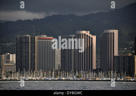 Hotels und Ala Wai Hafen in Waikiki, Oahu, Hawaii, USA Stockfoto