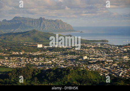 Panoramablick auf Kaneohe vom Pali Lookout mit Mokoli'i Island (früher bekannt als der veraltete Begriff „Chinaman's hat“) im Hintergrund, Oahu, Hawaii, USA Stockfoto