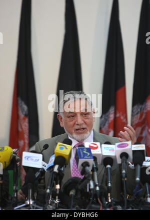 Kabul, Afghanistan. 13. April 2014. Vorsitzender des Afghanistans unabhängige Wahl Commission (IEC) Ahmad Yousuf Nouristani spricht während einer Pressekonferenz in Kabul, Afghanistan am 13. April 2014. Afghanische Präsidentschaftskandidat Dr. Abdullah Abdullah führte in die Teilergebnisse von Wahlgremium des Landes am Sonntag angekündigt. Bildnachweis: Ahmad Massoud/Xinhua/Alamy Live-Nachrichten Stockfoto