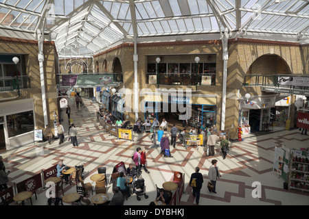 Greggs im Inneren, die martlets, in Burgess Hill Stockfoto