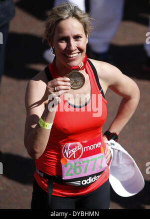 London, UK. 13. April 2014. BBC News-Moderatorin Sophie Raworth stellt nach der Zieldurchfahrt 2014 London-Marathon in London, England am 13. April 2014. Sophie Raworth beendete den Lauf in der Gruppe Club, Nächstenliebe und Stimmzettel mit 3 Stunden, 48 Minuten und 2 Sekunden. Bildnachweis: Wang Lili/Xinhua/Alamy Live-Nachrichten Stockfoto