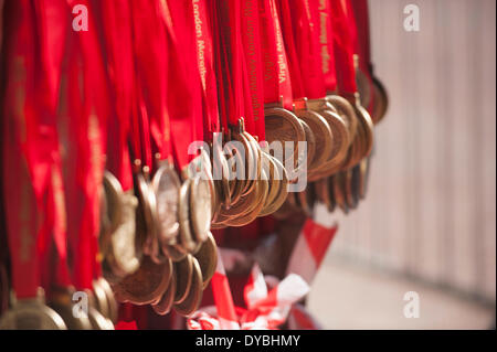 London, UK. 13. April 2014. Virgin Money London Marathon 2014. Medaillen warten Sammlung an der Ziellinie Credit: Malcolm Park Leitartikel/Alamy Live-Nachrichten Stockfoto