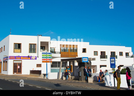 Menschen warten auf Bus außerhalb des Busbahnhofs, Playa Blanca, Lanzarote, Kanarische Inseln, Spanien, Europa Stockfoto