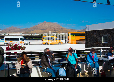 Menschen auf der Außenterrasse am Flughafen Arrecife, Lanzarote, Kanarische Inseln, Spanien, Europa Stockfoto