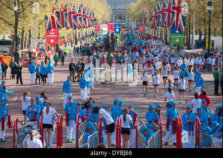 London, UK. 13. April 2014. Virgin Money London Marathon 2014. Organisation hinter der Ziellinie auf der Mall mit Blick auf Admiralty Arch Credit: Malcolm Park Leitartikel/Alamy Live-Nachrichten Stockfoto