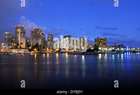 Waikiki-Skyline bei Nacht, Oahu, Hawaii, USA Stockfoto