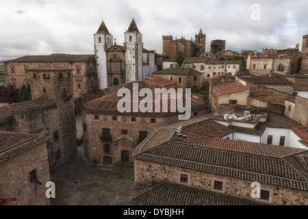 Altstadt, Caceres Spanien, die zwei weißen Türmen die Iglesia de San Francisco Javier stehen hoch über die übrigen Gebäude. Stockfoto