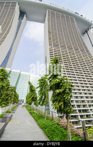 Nachschlagen im Marina Bay Sands Hotel von der Brücke zu den Gärten an der Bucht, Singapur Stockfoto