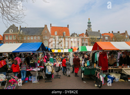 Flohmarkt auf dem wichtigsten Platz von Middelburg, Hauptstadt der Provinz Zeeland, Niederlande. Stockfoto