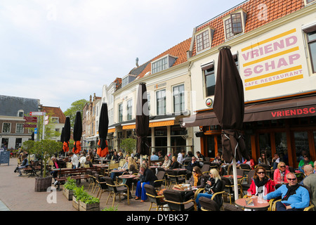 Menschen sitzen draußen auf einer Terrasse mit einem Drink im alten Zentrum von Middelburg, Hauptstadt der Provinz Zeeland, Niederlande Stockfoto