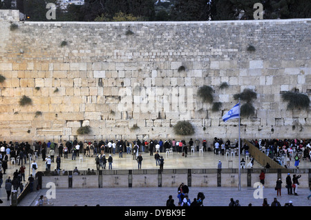 Klagemauer in der Abenddämmerung, Blick vom jüdischen Viertel, Altstadt von Jerusalem, Israel Stockfoto