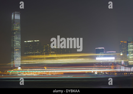 Bewegung verwischt Schiff vorbei in die Nacht, Victoria Harbour, Hongkong. Stockfoto