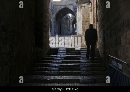 Silhouette eines Mannes in eine Gasse, die muslimischen Viertel, die Altstadt von Jerusalem, Israel Stockfoto