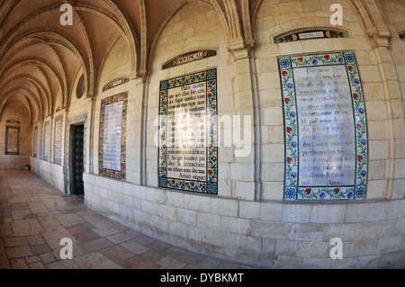 Paneele mit dem Vaterunser in verschiedenen Sprachen, Kirche von Pater Noster oder Heiligtum der Eleona, Jerusalem, Israel Stockfoto