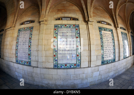 Paneele mit dem Vaterunser in verschiedenen Sprachen, Kirche von Pater Noster oder Heiligtum der Eleona, Jerusalem, Israel Stockfoto