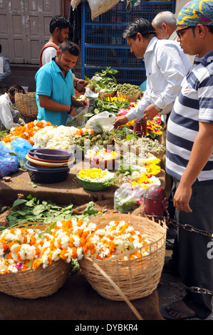 Delhi, Indien. 6. April 2014. Ein Mann, der Verkauf von Blumen für den religiösen Gebrauch. Stockfoto