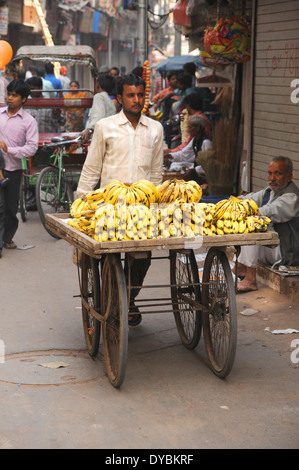 Delhi, Indien. 6. April 2014. Eine indische Banane Verkäufer lagen seine gut in den engen Gassen von Alt-Delhi, Indien. Stockfoto