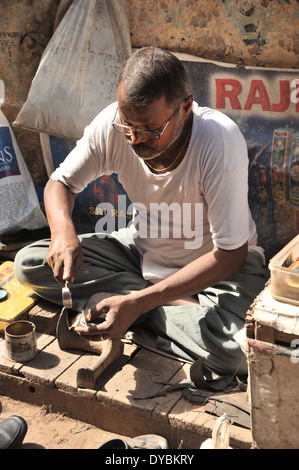 Delhi, Indien. 6. April 2014. Ein Schuster repariert Schuhe auf den Straßen von Alt-Delhi. Indien. Stockfoto