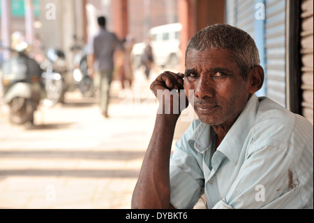 Delhi, Indien. 6. April 2014. Ein indischer Mann in der Stadt von Alt-Delhi, Indien. Stockfoto