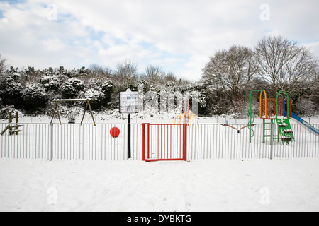 Winter-Schnee-Szene im Süden von England zeigt eine leere Schnee bedeckt Kinderspielplatz Stockfoto