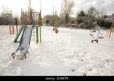 Winter-Schnee-Szene im Süden von England zeigt eine leere Schnee bedeckt Kinderspielplatz Stockfoto