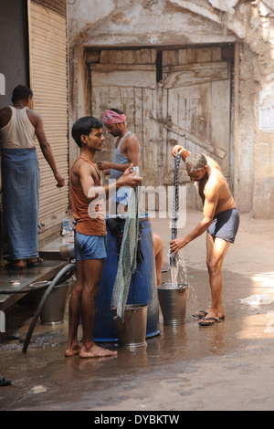 Delhi, Indien. 6. April 2014. Männer, die ihre Wäsche in der Stadt von Alt-Delhi, Indien. Stockfoto