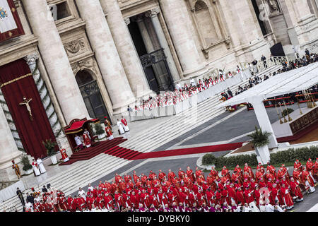 Rom, Italien. 13. April 2014. Vatikanstadt, Vatikan '' "13. April 2014: Papst Francis feiert am Palmsonntag Masse in dem Petersplatz im Vatikan. Tausende von Gläubigen, Touristen und Pilger haben eine feierlichen Palmsonntag Messe auf dem Petersplatz im Vatikan Papst Francis angeschlossen. Bildnachweis: Giuseppe Ciccia/NurPhoto/ZUMAPRESS.com/Alamy Live-Nachrichten Stockfoto