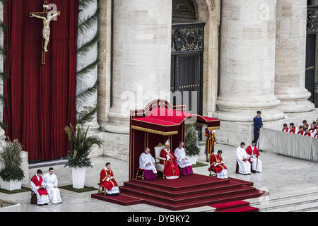 Rom, Italien. 13. April 2014. Vatikanstadt, Vatikan '' "13. April 2014: Papst Francis feiert am Palmsonntag Masse in dem Petersplatz im Vatikan. Tausende von Gläubigen, Touristen und Pilger haben eine feierlichen Palmsonntag Messe auf dem Petersplatz im Vatikan Papst Francis angeschlossen. Bildnachweis: Giuseppe Ciccia/NurPhoto/ZUMAPRESS.com/Alamy Live-Nachrichten Stockfoto